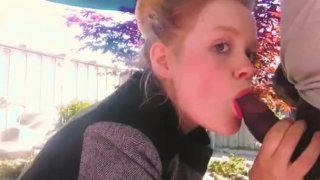 Ragazza di 19 anni succhia un grosso nero in giardino