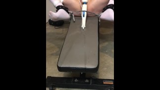 Gefesselt und gequält verursacht Squirting-Orgasmen
