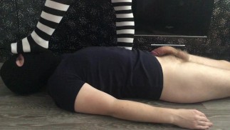 kelly_feet kniesokken overheersing & vertrappen femdom en sokken kokhalzen