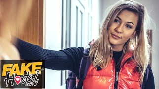 Fake Hostel Hot MILF y joven lesbiana para follar a jovencita heterosexual en thr