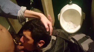 gay deepthroat nel bagno pubblico