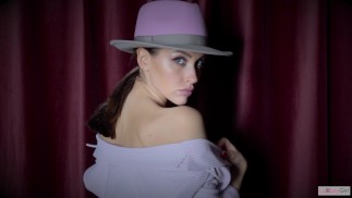色白のムチムチ巨乳美女とソファーで生ハメしてねっとり手コキで大量発射
