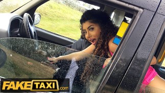 Fake Taxi asiática Marina Maya tem um gostinho de um pau Black grande