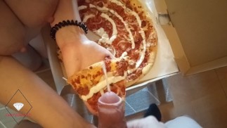Milf mange du sperme sur la pizza