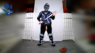 Rubber Catcher Welpe hat Spaß mit Baseballschläger