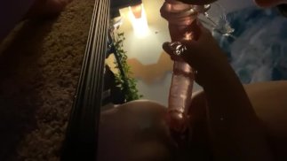 jeune femme chevauche un gode sur un miroir 