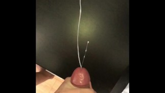 Casi atrapado !! Cumplosion de twink colgado en la habitación de amigos 