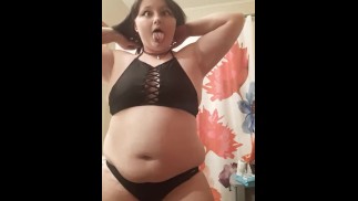 18 Jahre altes Gothic-Mädchen Strip neckt in ihrem Bikini