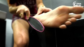 Hrubá kůže chodidel na přání + pedikúra (chodidla, chodidla, fetiš)