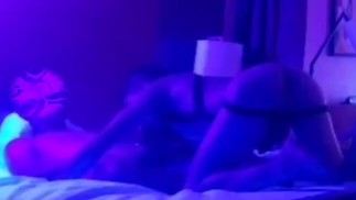 Il fidanzato viene sorpreso a succhiare il cazzo di papà e poi viene scopato da entrambi