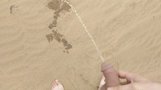 Orinando en una playa nudista