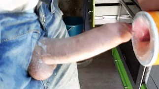 Le mec après le travail au bureau baise un vagin artificiel
