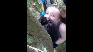 Sletterige tiener neukt bbc in het bos