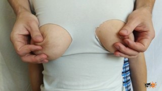 服を切って引き裂いて乳首を吸う
