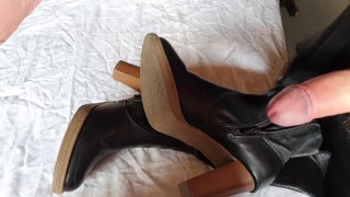 Sperma auf Overknee-Stiefeln