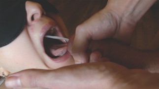 Schlampiges Mädchen lutscht Schwanz & kriegt eine Portion Sperma in Mund