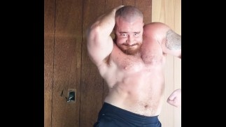 Großer Bodybuilder Verschwitzt Posiert OnlyfansBeefBeast