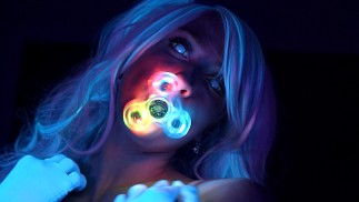 SecretCrush4K - Świecąca neonowa laska drażni twojego kutasa swoim idealnym ciałem PMV
