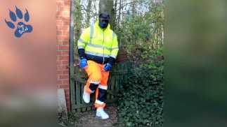 Schnelles Scharren in Warnschutz-Trainingsanzug und Turnschuhen im Freien