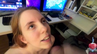 No puedo trabajar porque mi bonita novia me está dando una mamada con semen goteando por su linda cara