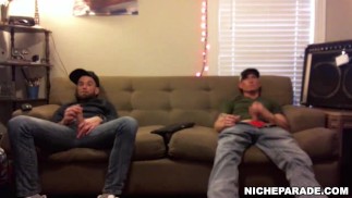 NICHE PARADE beelden van twee heterojongens die in mijn hostel in elkaar slaan