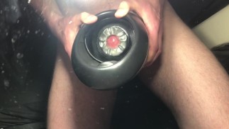 Hoe lang zal ik weerstand bieden? Gemolken door launch op maximale snelheid. Ik kwam binnen 18 seconden klaar. Spiegelbeeld.