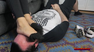 FOOTPUNKZ - Aanbeden spelen op telefoon, geeft 2 handen voet handjob