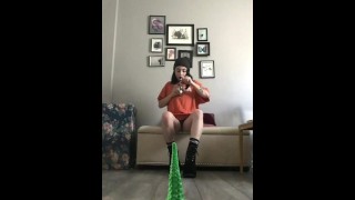 upiorna dziwka stoner spuszcza się na swoje dildo