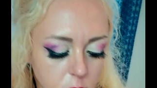 Die Blondine lutscht wirklich gerne an deinem Schwanz
