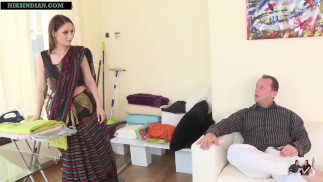 Une mère indienne se déshabille et vend sa chatte et son cul à un vieil homme pour de l’argent