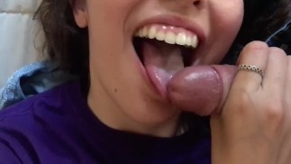 Meine Freundin von Erasmus hat heiße Milch zum Frühstück.  Sperma in den Mund und schlucke es