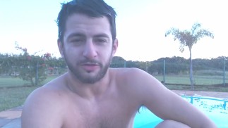 boxers brancos molhados cara latejante dá instruções de masturbação para homens gays e incentivo joi