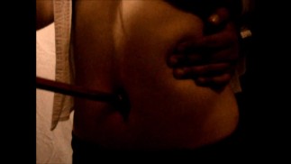 Pronikající Paula masturbuje její horkou kundičku a svědění její sexy pupek její vyboulené břicho je vzrušené