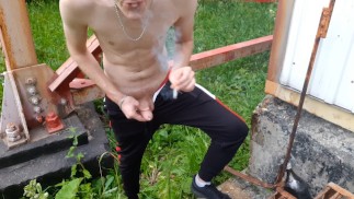 俄罗斯男孩用垫子乱搞、咒骂和羞辱一个虚拟基佬
