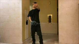 公共卫生间下垂 - SexySaggerYo