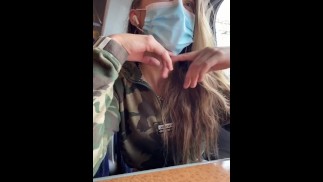 Tiener neukt zichzelf in de trein 