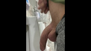 pau grande se masturbando em mictório público