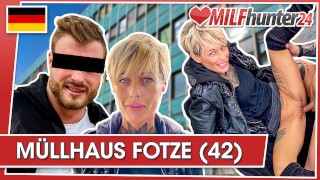 MILF Hunter pozwala chudej Vicky Hundt ssać jego kutasa przed ruchaniem! milfhunter24 powiedział: