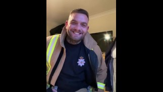 Bombero hetero travieso en uniforme 