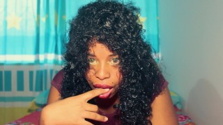 Geile ebony wacht op je op bed