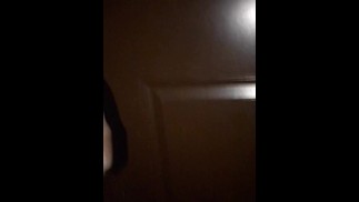 Пришлось сильно помочиться, и вокруг нет туалета, лол, так что разозлился в ближайшей комнате, которую я смог найти на публике 