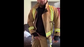 Feuerwehrmann blitzt großen, unbeschnittenen Schwanz