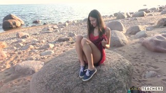 Beautiful jovencita chupa polla en la playa. POV