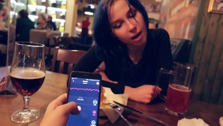 Tomé el control del vibrador de mi hermanastra en el bar y la llevé al orgasmo.