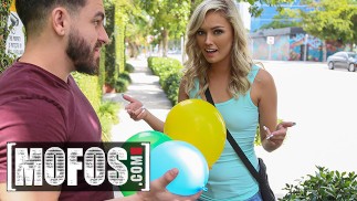 MOFOS - Hot tiener Winter Bell neemt een grote lul POV