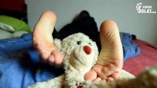 Duszenie i deptanie stóp pluszowego misia (czeskie podeszwy, dominacja stóp, kobieca dominacja, bose stopy)