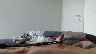 Intenzivní třesoucí se handsfree orgasmus se svázaným pérem