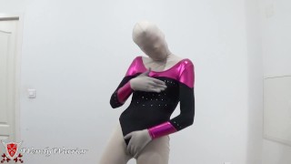 Het aantrekken van een turnpak over een zentai met hanglock