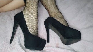 babe in visnet en plateaus geeft heelsjob / footjob