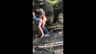 Sex avonturen in de natuur - Amateur koppel neukt buiten bij een waterval